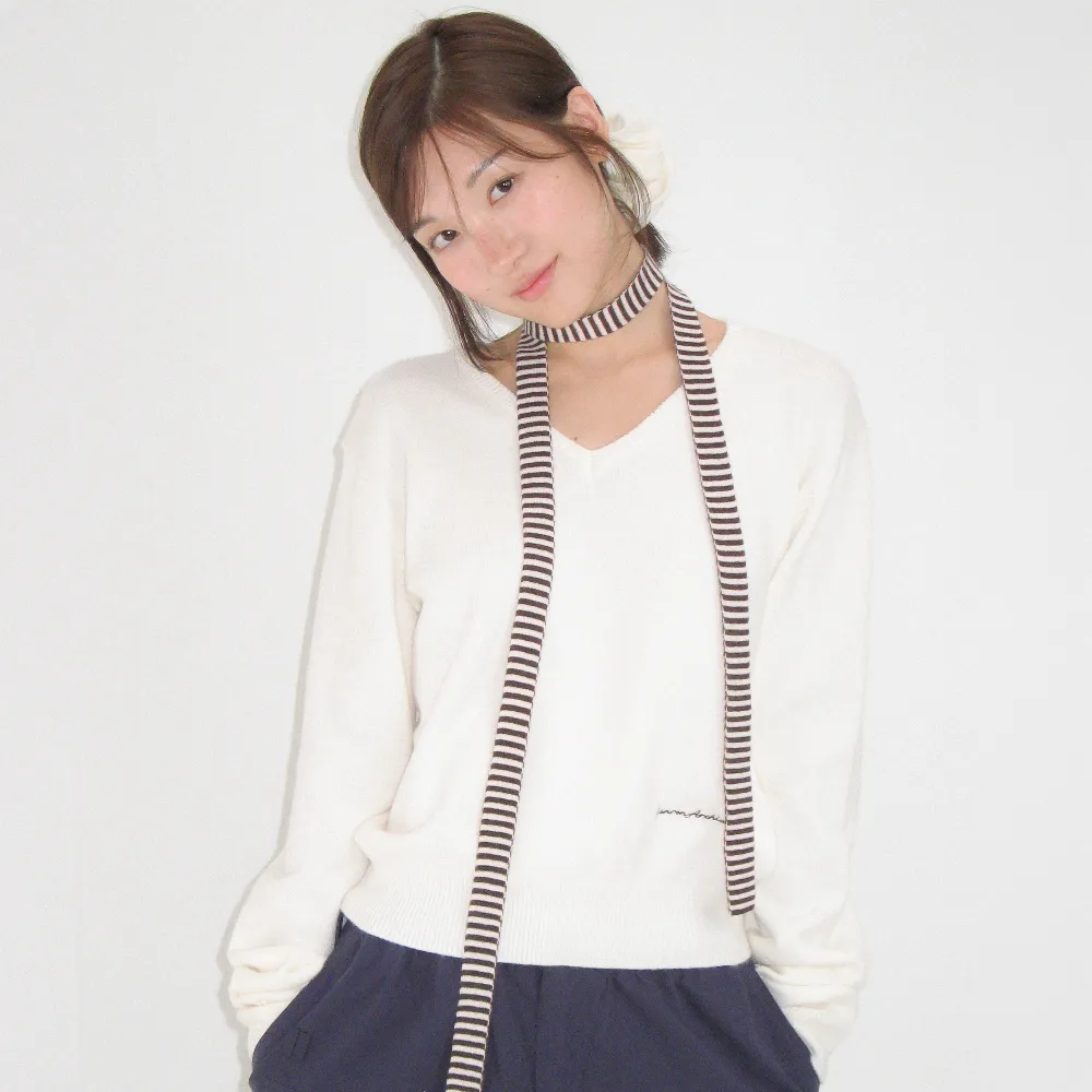 SCRUNCHIE SET LETTERING V NECK KNIT IVORY